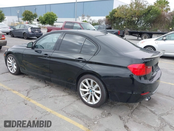 2013 BMW 3 Series 328i z VIN WBA3C1G52DNR47221, wystawiony jako IAAI lot #42818436 z przebiegiem 131 021 mil mil oraz . Historia ofert i sprzedaży dostępna na DreamBid. Obrazek 3.
