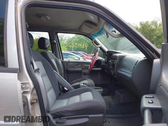 2005 Ford Explorer Sport Trac XLS z VIN 1FMZU77K75UB52008, wystawiony jako IAAI lot #42103222 z przebiegiem 196 605 mil mil oraz . Historia ofert i sprzedaży dostępna na DreamBid. Obrazek 5.