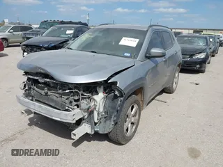2018 Jeep Compass Latitude z VIN 3C4NJDBBXJT180665, wystawiony jako IAAI lot #41769618 z przebiegiem 128 309 mil mil oraz . Historia ofert i sprzedaży dostępna na DreamBid. Obrazek 2.