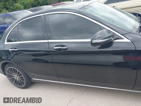 2019 Mercedes-Benz C 300 z VIN 55SWF8DB0KU307061, wystawiony jako IAAI lot #42143403 z przebiegiem Nie podano mil oraz . Historia ofert i sprzedaży dostępna na DreamBid. Obrazek 13.