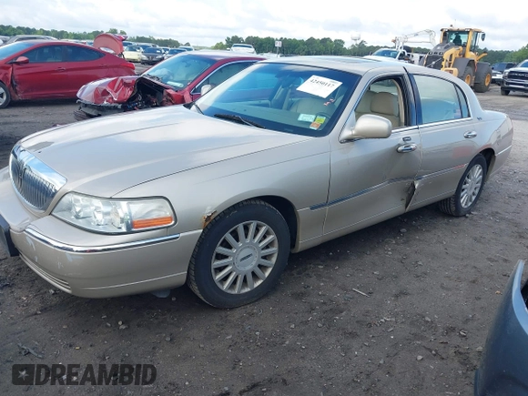 2005 Lincoln Town Car Signature Limited z VIN 1LNHM82W85Y609428, wystawiony jako IAAI lot #42450117 z przebiegiem 95 319 mil mil oraz . Historia ofert i sprzedaży dostępna na DreamBid. Obrazek 2.