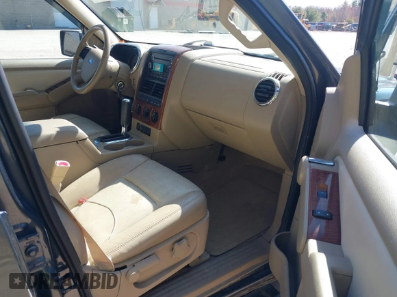 2010 Ford Explorer Eddie Bauer z VIN 1FMEU7EE1AUA97772, wystawiony jako IAAI lot #42108486 z przebiegiem 242 520 mil mil oraz . Historia ofert i sprzedaży dostępna na DreamBid. Obrazek 5.