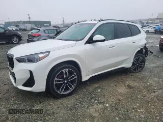2023 BMW X1 xDrive28i z VIN WBX73EF04P5X74178, wystawiony jako Copart lot #52571285 z przebiegiem 24 959 mil mil oraz Szkoda całkowita • Salvage title. Historia ofert i sprzedaży dostępna na DreamBid. Obrazek 1.