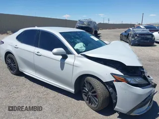 2022 Toyota Camry XSE z VIN 4T1K61AK9NU017050, wystawiony jako IAAI lot #42153620 z przebiegiem Nie podano mil oraz . Historia ofert i sprzedaży dostępna na DreamBid. Obrazek 1.