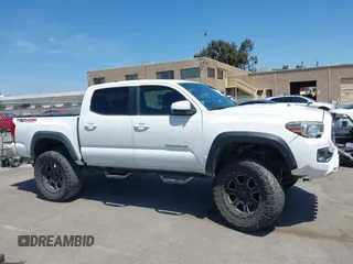 2017 Toyota Tacoma SR5 z VIN 3TMCZ5AN7HM095515, wystawiony jako IAAI lot #42150909 z przebiegiem 70 603 mil mil oraz . Historia ofert i sprzedaży dostępna na DreamBid. Obrazek 13.