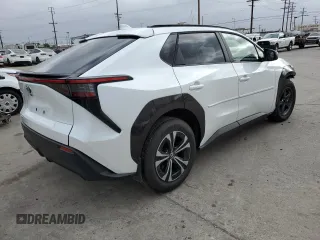 2024 Toyota bZ4X XLE z VIN JTMAAAAA2RA052610, wystawiony jako Copart lot #56564475 z przebiegiem 2020 mil mil oraz Szkody całkowita. Historia ofert i sprzedaży dostępna na DreamBid. Obrazek 3.