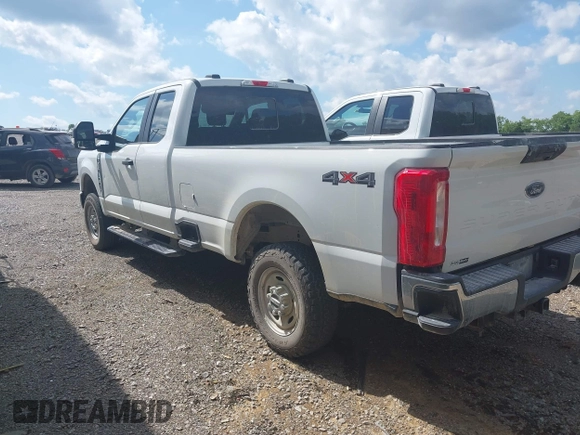 2024 Ford F-250 XL with VIN 1FT7X2BA0RED62373, listed as a IAAI auction lot 42485874 with 7,825 mi miles and . Bid and sale history available at DreamBid. Image 3.
