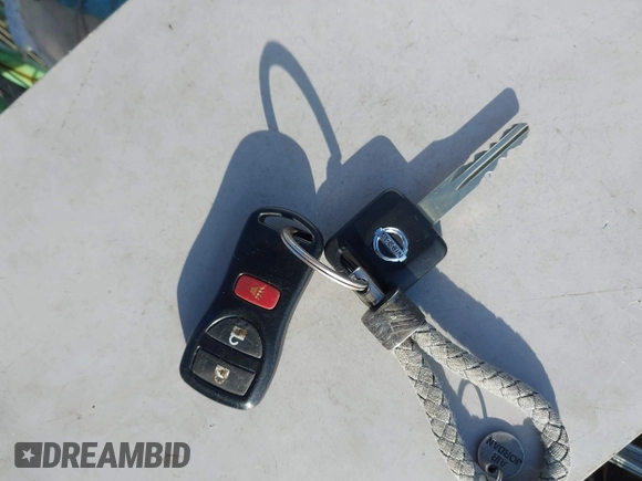 2009 Nissan Versa S z VIN 3N1BC13E19L353170, wystawiony jako IAAI lot #41493381 z przebiegiem 135 765 mil mil oraz . Historia ofert i sprzedaży dostępna na DreamBid. Obrazek 11.