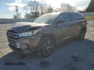 2018 Toyota Highlander LE z VIN 5TDZZRFH6JS288376, wystawiony jako Copart lot #43353975 z przebiegiem 93 706 mil mil oraz Nie do naprawy • Non repairable. Historia ofert i sprzedaży dostępna na DreamBid. Obrazek 1.