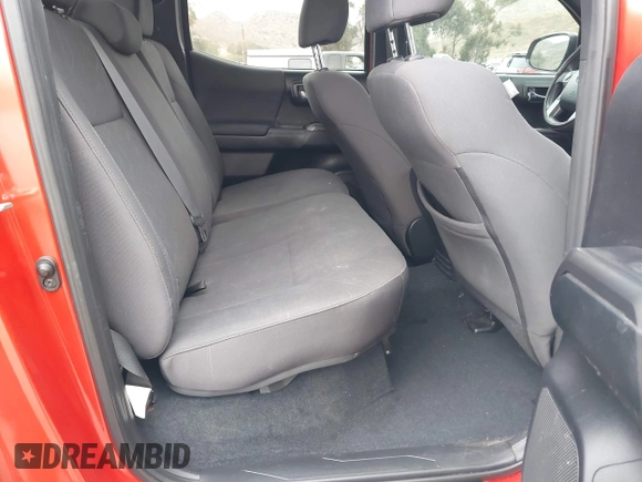 2017 Toyota Tacoma SR5 z VIN 3TMAZ5CN7HM050496, wystawiony jako IAAI lot #40958166 z przebiegiem 104 950 mil mil oraz . Historia ofert i sprzedaży dostępna na DreamBid. Obrazek 8.