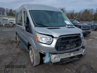 2017 Ford Transit Passenger XL z VIN 1FBAX2CG0HKA88590, wystawiony jako IAAI lot #41955797 z przebiegiem 135 287 mil mil oraz . Historia ofert i sprzedaży dostępna na DreamBid. Obrazek 6.