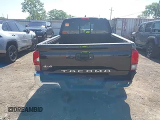 2017 Toyota Tacoma SR z VIN 5TFSX5EN4HX056886, wystawiony jako IAAI lot #42264479 z przebiegiem 97 895 mil mil oraz . Historia ofert i sprzedaży dostępna na DreamBid. Obrazek 17.