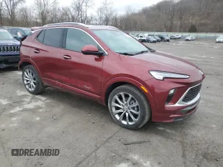 2024 Buick Encore GX Avenir z VIN KL4AMFSL2RB005604, wystawiony jako Copart lot #47529285 z przebiegiem 8 032 mil mil oraz Szkoda całkowita • Salvage title. Historia ofert i sprzedaży dostępna na DreamBid. Obrazek 4.