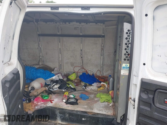 2005 Chevrolet Express Cargo z VIN 1GCGG25V451145263, wystawiony jako IAAI lot #42093657 z przebiegiem Nie podano mil oraz . Historia ofert i sprzedaży dostępna na DreamBid. Obrazek 8.