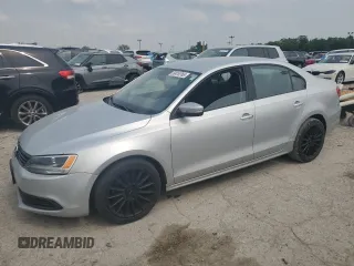 2011 Volkswagen Jetta SE z VIN 3VWDZ7AJXBM099852, wystawiony jako Copart lot #59419765 z przebiegiem 108 881 mil mil oraz Czysty tytuł • Clean title. Historia ofert i sprzedaży dostępna na DreamBid. Obrazek 1.