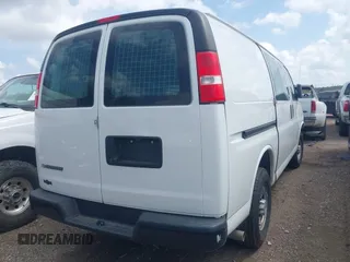 2020 Chevrolet Express Cargo z VIN 1GCWGAFP3L1240299, wystawiony jako IAAI lot #42522748 z przebiegiem 129 759 mil mil oraz . Historia ofert i sprzedaży dostępna na DreamBid. Obrazek 4.