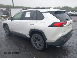 2023 Toyota RAV4 Hybrid XLE Premium z VIN JTMB6RFV3PD546700, wystawiony jako IAAI lot #42334903 z przebiegiem 53 853 mil mil oraz . Historia ofert i sprzedaży dostępna na DreamBid. Obrazek 3.