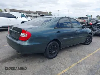 2002 Toyota Camry XLE z VIN 4T1BF32K82U530294, wystawiony jako IAAI lot #42251586 z przebiegiem Nie podano mil oraz . Historia ofert i sprzedaży dostępna na DreamBid. Obrazek 4.