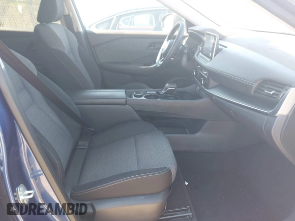 2021 Nissan Rogue S z VIN 5N1AT3AB7MC849121, wystawiony jako IAAI lot #42040310 z przebiegiem 32 914 mil mil oraz . Historia ofert i sprzedaży dostępna na DreamBid. Obrazek 5.