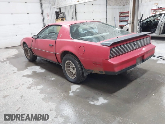 1983 Pontiac Firebird z VIN 1G2AW87H3DN205080, wystawiony jako IAAI lot #41603586 z przebiegiem 83 350 mil mil oraz . Historia ofert i sprzedaży dostępna na DreamBid. Obrazek 3.