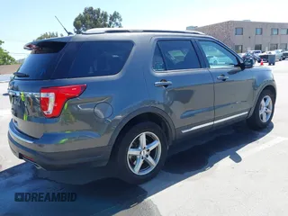 2018 Ford Explorer XLT z VIN 1FM5K7D85JGC55627, wystawiony jako IAAI lot #42261412 z przebiegiem 133 125 mil mil oraz . Historia ofert i sprzedaży dostępna na DreamBid. Obrazek 4.