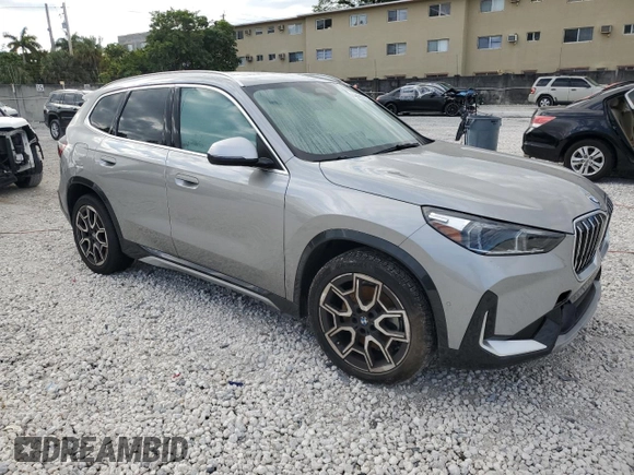 2024 BMW X1 xDrive28i z VIN WBX73EF05R5Z49203, wystawiony jako Copart lot #52685125 z przebiegiem Nie podano mil oraz Nie do naprawy • Non repairable. Historia ofert i sprzedaży dostępna na DreamBid. Obrazek 4.