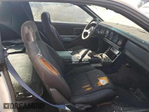 1982 Pontiac Firebird z VIN 1G2AW87H4CL566862, wystawiony jako Copart lot #74777384 z przebiegiem 597 058 mil mil oraz Czysty tytuł • Clean title. Historia ofert i sprzedaży dostępna na DreamBid. Obrazek 10.