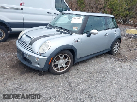 2005 MINI Hardtop S with VIN WMWRE33445TD93578, listed as a IAAI auction lot 42044654 with 150,123 mi miles and . Bid and sale history available at DreamBid. Image 2.