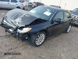 2014 Chrysler 200 Touring z VIN 1C3CCBBG1EN106224, wystawiony jako IAAI lot #41866087 z przebiegiem 141 635 mil mil oraz . Historia ofert i sprzedaży dostępna na DreamBid. Obrazek 2.