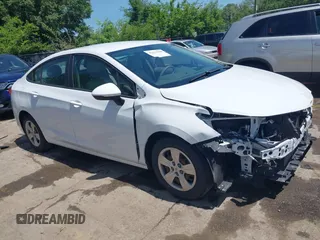 2017 Chevrolet Cruze LS z VIN 1G1BC5SM6H7257771, wystawiony jako IAAI lot #42211908 z przebiegiem 90 005 mil mil oraz . Historia ofert i sprzedaży dostępna na DreamBid. Obrazek 1.