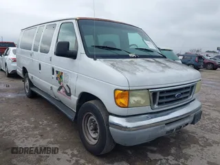 2004 Ford Econoline Passenger XL with VIN 1FDSS31L94HA52419, listed as a IAAI auction lot 41412637 with 140,566 mi miles. Bid and sale history available at carsss.com. Image 1.
