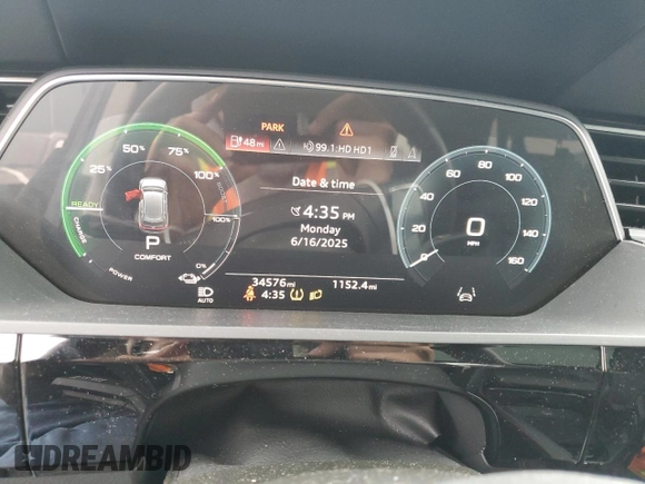 2021 Audi e-tron Prestige z VIN WA1VAAGE2MB004310, wystawiony jako Copart lot #60638165 z przebiegiem 34 576 mil mil oraz Szkoda całkowita • Salvage title. Historia ofert i sprzedaży dostępna na DreamBid. Obrazek 9.