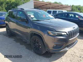 2023 Jeep Cherokee Altitude Lux z VIN 1C4PJMMB0PD110127, wystawiony jako IAAI lot #42245838 z przebiegiem 53 013 mil mil oraz . Historia ofert i sprzedaży dostępna na DreamBid. Obrazek 1.