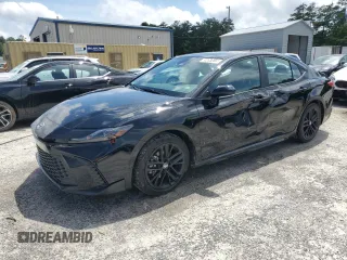 2025 Toyota Camry LE z VIN 4T1DAACK4SU153974, wystawiony jako Copart lot #58897615 z przebiegiem 2 815 mil mil oraz Czysty tytuł • Clean title. Historia ofert i sprzedaży dostępna na DreamBid. Obrazek 1.