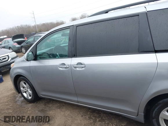 2017 Toyota Sienna LE Auto Access Seat with VIN 5TDKZ3DC4HS898051, listed as a IAAI auction lot 41530873 with 117,576 mi miles. Bid and sale history available at carsss.com. Image 14.