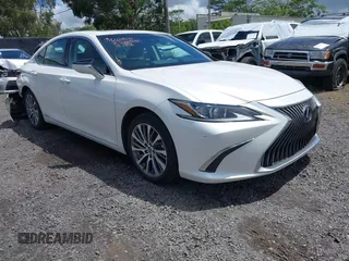 2020 Lexus ES 300h z VIN 58AD21B19LU005884, wystawiony jako IAAI lot #42224571 z przebiegiem 50 487 mil mil oraz . Historia ofert i sprzedaży dostępna na DreamBid. Obrazek 1.