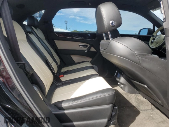 2018 Bentley Bentayga Signature z VIN SJAAC4ZV8JC019477, wystawiony jako Copart lot #80308144 z przebiegiem 59 575 mil mil oraz Szkody całkowita. Historia ofert i sprzedaży dostępna na DreamBid. Obrazek 10.
