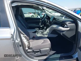 2024 Toyota Camry LE z VIN 4T1R11AKXRU883388, wystawiony jako IAAI lot #41977607 z przebiegiem 8 784 mil mil oraz . Historia ofert i sprzedaży dostępna na DreamBid. Obrazek 5.