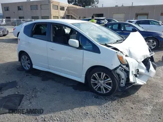 2011 Honda Fit Sport z VIN JHMGE8H50BC002796, wystawiony jako IAAI lot #42213646 z przebiegiem 141 221 mil mil oraz . Historia ofert i sprzedaży dostępna na DreamBid. Obrazek 1.
