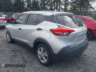 2020 Nissan Kicks S z VIN 3N1CP5BV6LL492817, wystawiony jako IAAI lot #41940178 z przebiegiem 52 327 mil mil oraz . Historia ofert i sprzedaży dostępna na DreamBid. Obrazek 3.