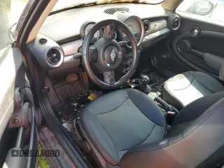 2011 MINI Clubman z VIN WMWZF3C56BTY00475, wystawiony jako Copart lot #74595784 z przebiegiem Nie podano mil oraz Nie do naprawy • Non repairable. Historia ofert i sprzedaży dostępna na DreamBid. Obrazek 8.