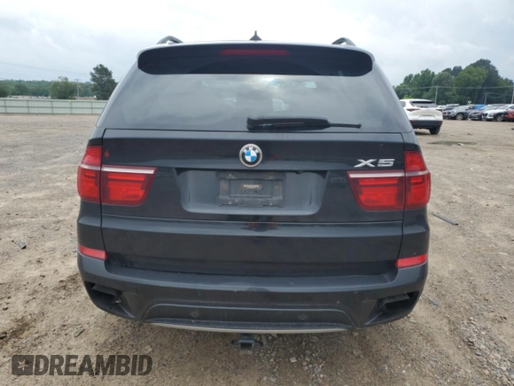 2013 BMW X5 xDrive50i z VIN 5UXZV8C53DL898918, wystawiony jako Copart lot #57604905 z przebiegiem 158 038 mil mil oraz Czysty tytuł • Clean title. Historia ofert i sprzedaży dostępna na DreamBid. Obrazek 6.