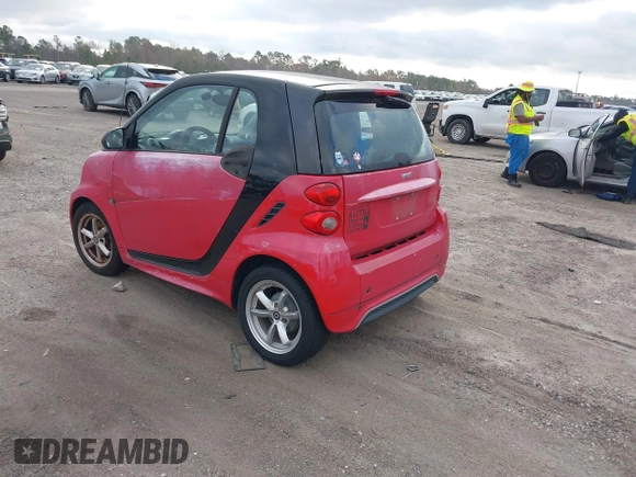 2015 Smart fortwo Passion z VIN WMEEJ3BA0FK815839, wystawiony jako IAAI lot #41443496 z przebiegiem 75 574 mil mil oraz . Historia ofert i sprzedaży dostępna na DreamBid. Obrazek 3.