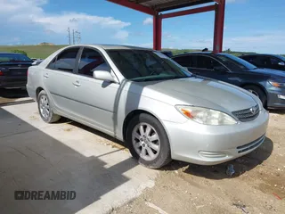 2002 Toyota Camry XLE z VIN JTDBF30K820022437, wystawiony jako IAAI lot #42416608 z przebiegiem 180 349 mil mil oraz . Historia ofert i sprzedaży dostępna na DreamBid. Obrazek 1.