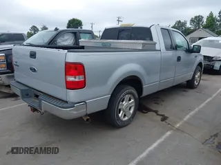 2004 Ford F-150 XL z VIN 1FTPX125X4NA15610, wystawiony jako IAAI lot #42316587 z przebiegiem 243 554 mil mil oraz . Historia ofert i sprzedaży dostępna na DreamBid. Obrazek 4.