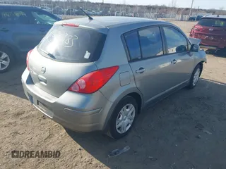 2011 Nissan Versa S z VIN 3N1BC1CP5BL517754, wystawiony jako IAAI lot #41675383 z przebiegiem 125 000 mil mil oraz . Historia ofert i sprzedaży dostępna na DreamBid. Obrazek 4.