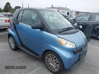 2013 Smart fortwo Pure z VIN WMEEJ3BA9DK645638, wystawiony jako IAAI lot #42371405 z przebiegiem 37 293 mil mil oraz . Historia ofert i sprzedaży dostępna na DreamBid. Obrazek 1.