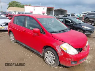 2012 Nissan Versa S z VIN 3N1BC1CP3CK285890, wystawiony jako IAAI lot #42362682 z przebiegiem 203 856 mil mil oraz . Historia ofert i sprzedaży dostępna na DreamBid. Obrazek 1.