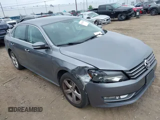 2015 Volkswagen Passat Limited Edition Edition z VIN 1VWAT7A37FC111159, wystawiony jako IAAI lot #42533932 z przebiegiem 148 154 mil mil oraz . Historia ofert i sprzedaży dostępna na DreamBid. Obrazek 1.