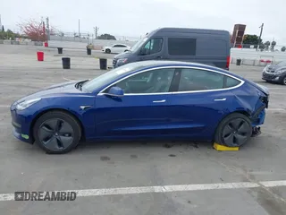 2020 Tesla Model 3 Standard Range Plus z VIN 5YJ3E1EA7LF705809, wystawiony jako IAAI lot #42146416 z przebiegiem 52 056 mil mil oraz . Historia ofert i sprzedaży dostępna na DreamBid. Obrazek 15.
